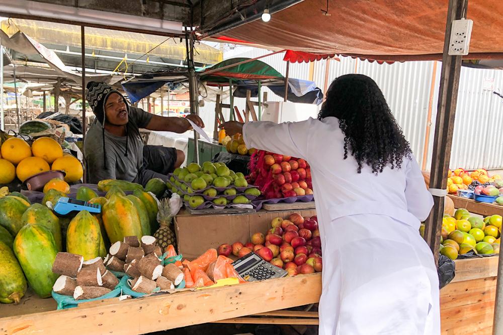 Blitz contra dengue é realizada na feira da Estação Nova