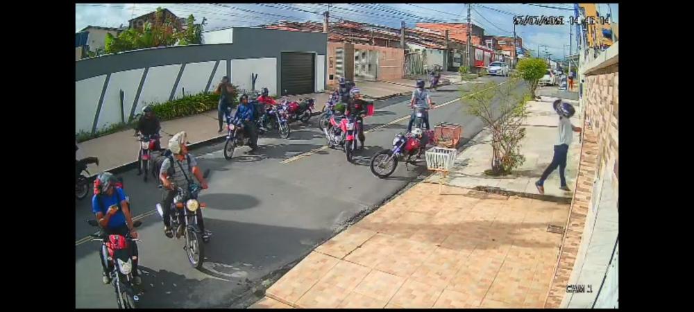 Entregadores do aplicativo iFood depredam casa no bairro Jardim Acácia em Feira de Santana