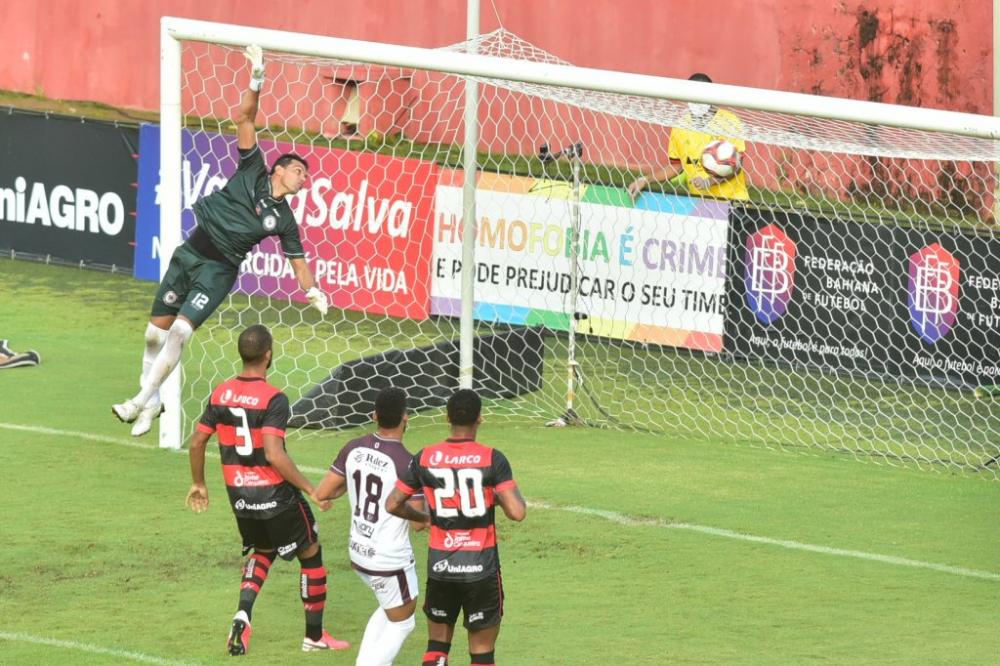 Vitória sai na frente, mas Jacuipense vence de virada com dois gols de Dinei