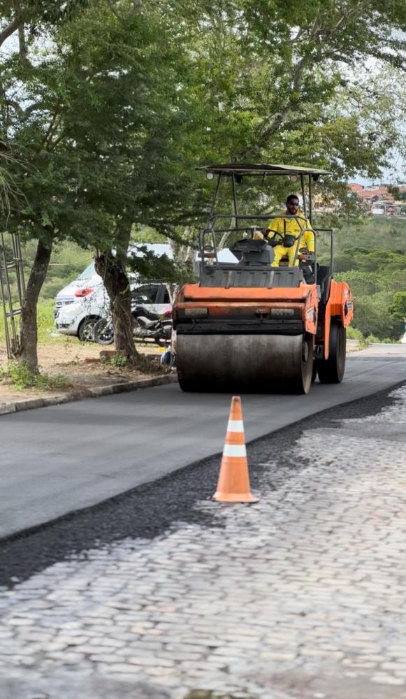 Prefeito atende indicações do vereador Pedro Cicero e inicia asfaltamento em ruas do Conjunto Viveiros