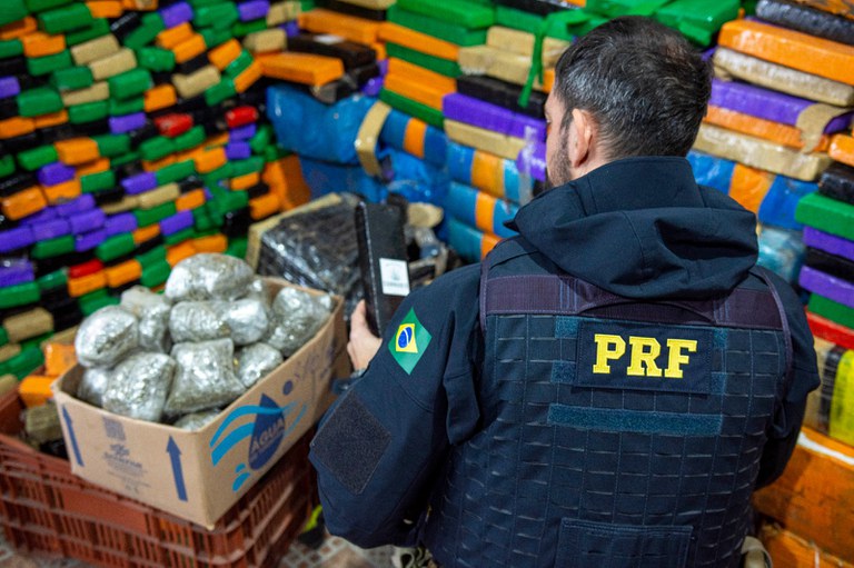 Após tombamento de carreta, PRF apreende 2 toneladas de maconha no Paraná