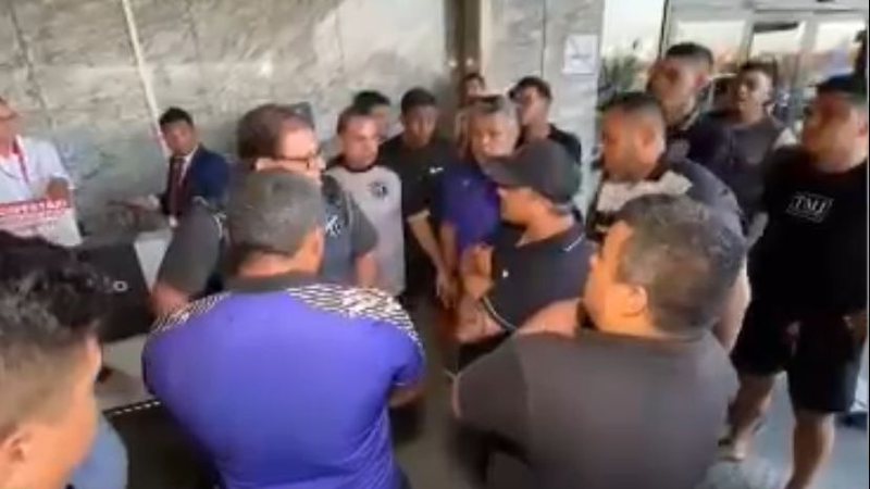 Vídeo: Ex-treinador do Bahia é hostilizado por torcida no aeroporto