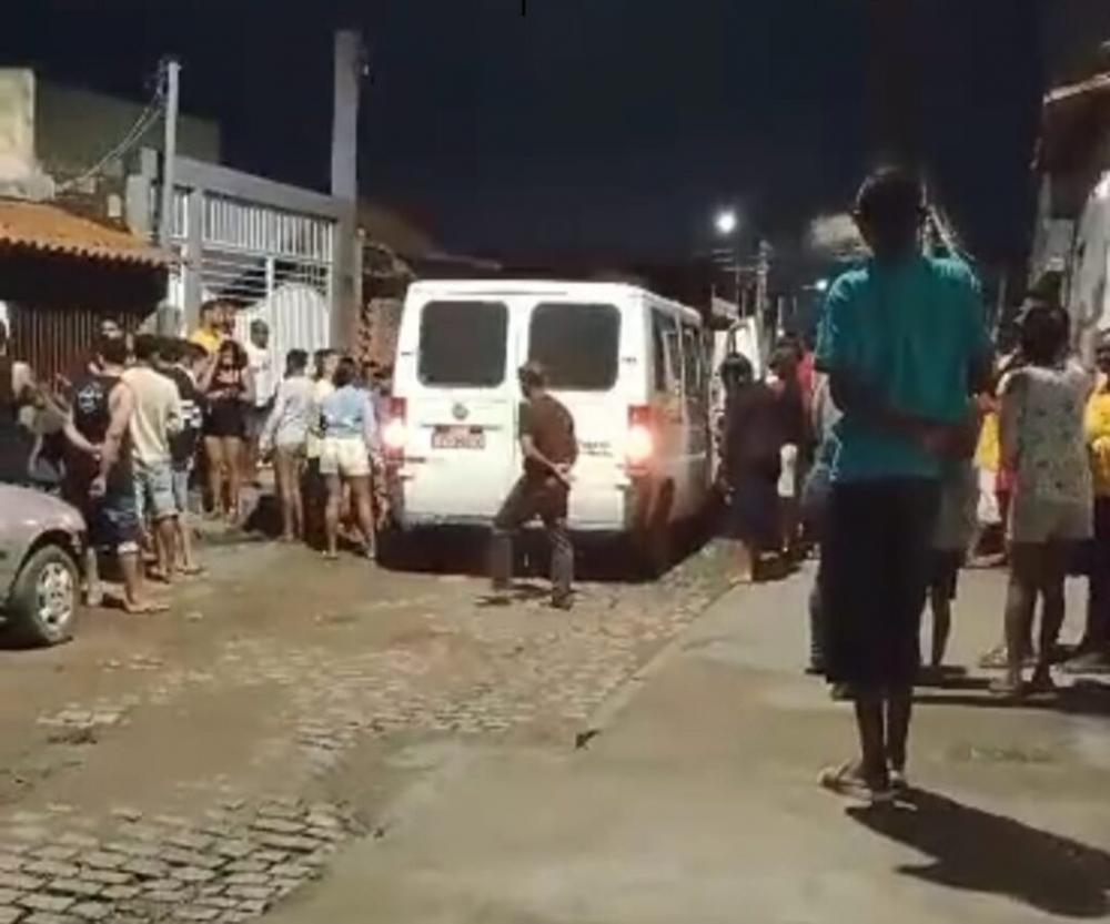 Homem é assassinado dentro de van no bairro Queimadinha