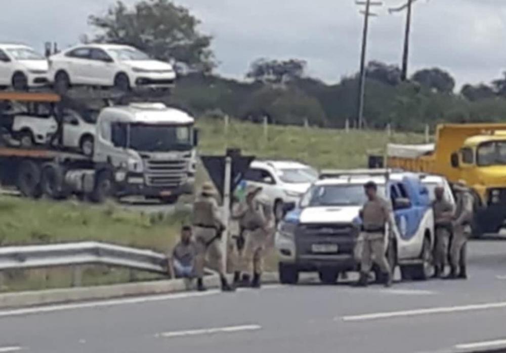 Um bandido preso e outro morto em flagrante da PM durante assalto na BR 116 norte.