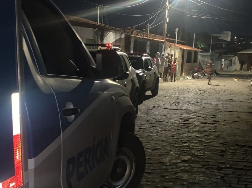 Homem é assassinado em casa abandonada na Queimadinha