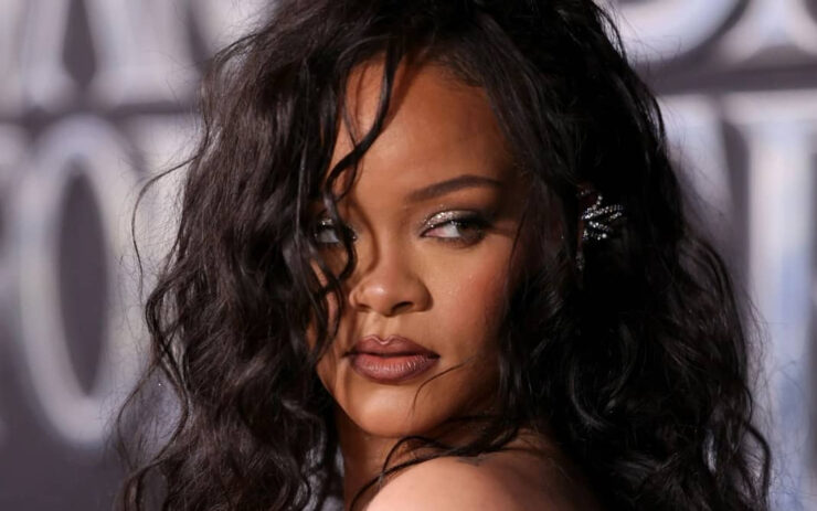 Rihanna dá à luz a uma menina, diz imprensa americana