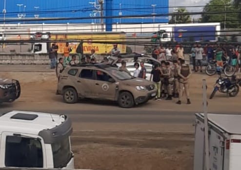 Dois homens suspeitos de assalto morrem em troca de tiros com P. Militares