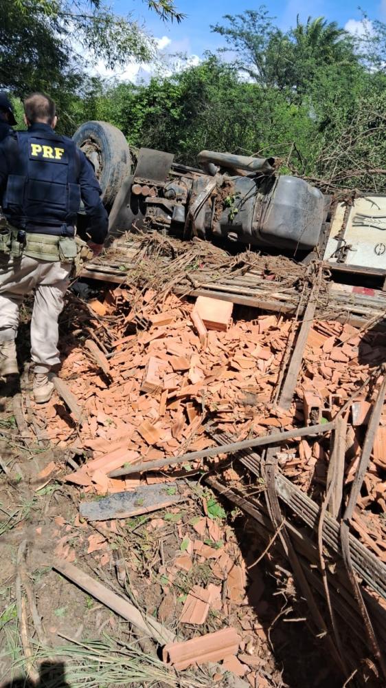 Motorista morre após caminhão tombar em São Gonçalo dos Campos