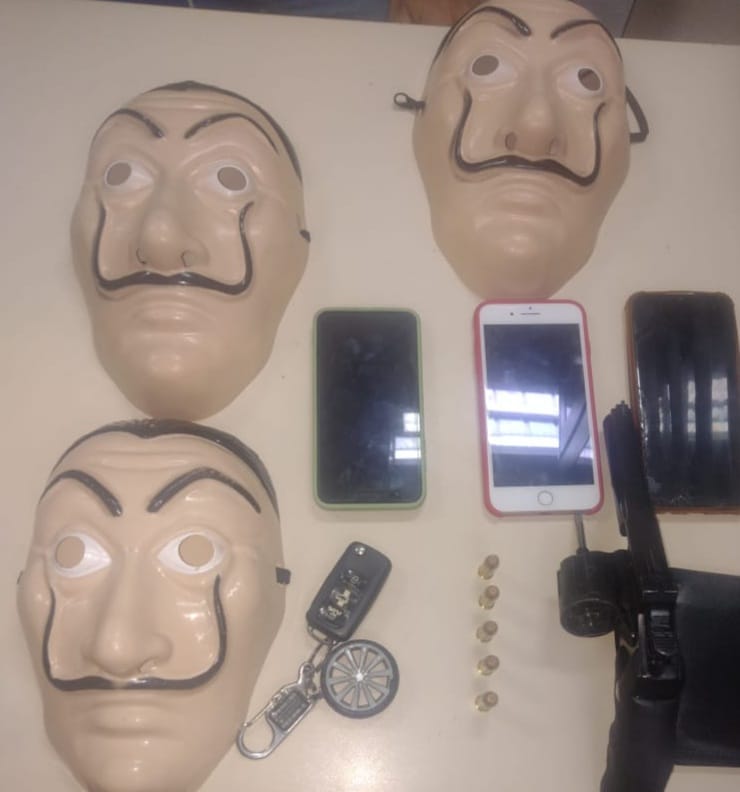 66ª CIPM apreende duas armas e máscaras durante assalto no bairro Conceição.
