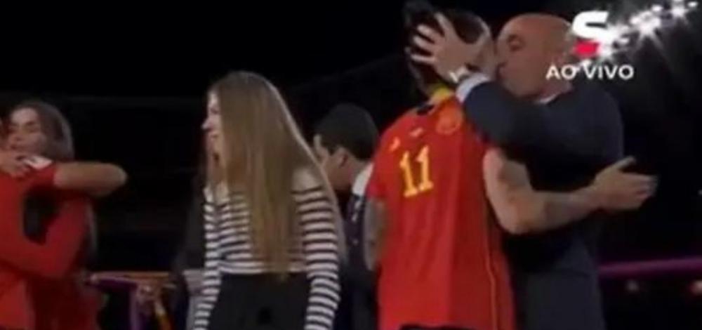 Dirigente força beijo em jogadora da Espanha, que reage: 'Não gostei'