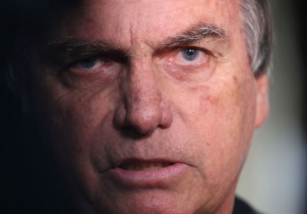 Bolsonaro diz estar ‘tranquilo’ com celulares de Wassef e pai de Cid