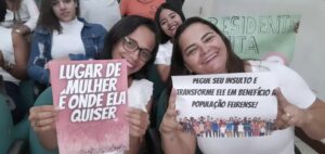 Após episódio de intimidação e ofensas à presidente da Câmara, mulheres ocupam galeria com cartazes de repúdio