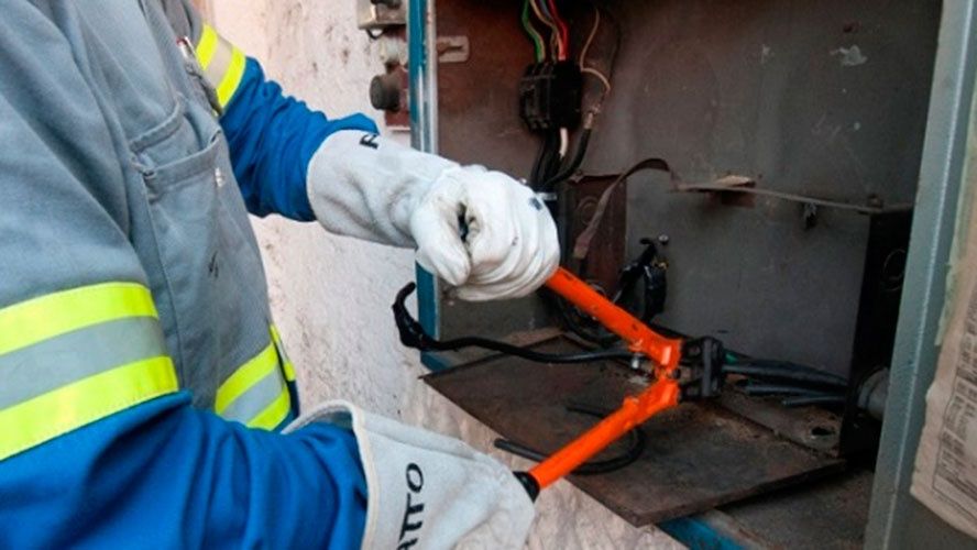 Sancionada lei que obriga Embasa e Coelba facilitar pagamento no ato do corte do serviço