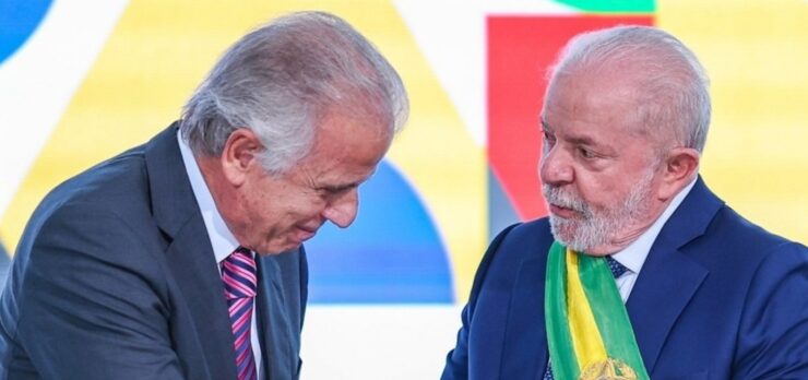 Ministro da Defesa pede a Lula aumento de salários dos militares