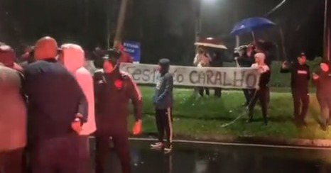 Torcida protesta e “quebra o pau” em festa de jogador famoso