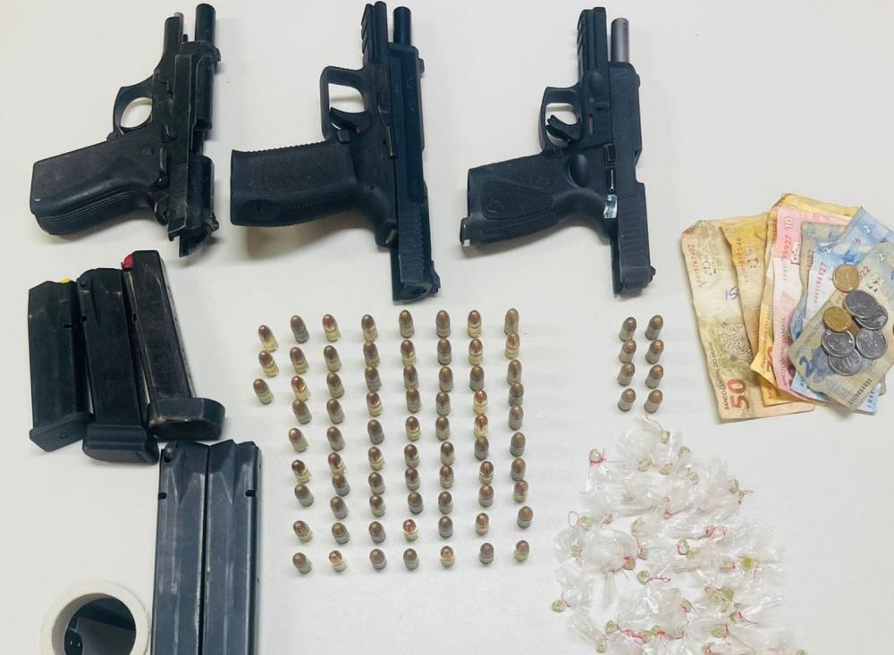 Ação conjunta da Polícia Militar em Feira de Santana resulta na apreensão de quatro armas de fogo, drogas e prisões