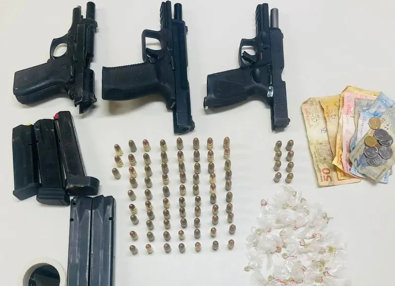 Polícia apreende armas e drogas em bairros de Feira de Santana 