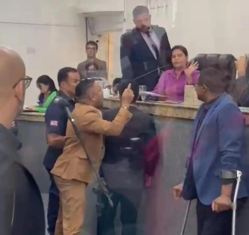 Sessão na Câmara é interrompida após confusão entre vereadores e cidadão da Tribuna Livre
