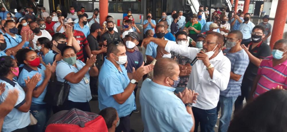 Rodoviários paralisam atividades e causa grande congestionamento no centro