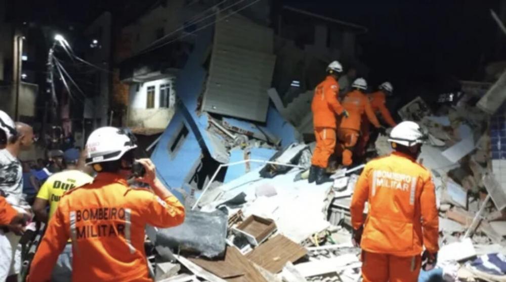 Prédio de três andares desaba na noite deste domingo na Baixa do Tubo
