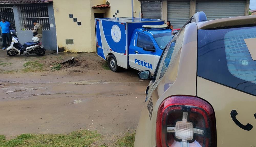 Homem é morto com cerca de 4 tiros dentro de casa no bairro Mangabeira 