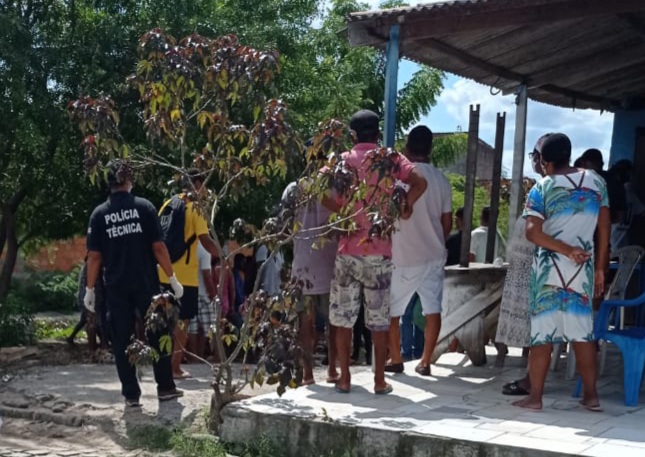 Supostos assaltantes foram mortos no bairro Conceição: As vítima receberam tiros, pauladas e facadas.
