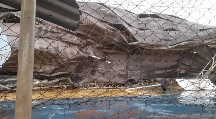 Tempestade derruba teto de quadra de escola e mata criança de 7 anos em MS