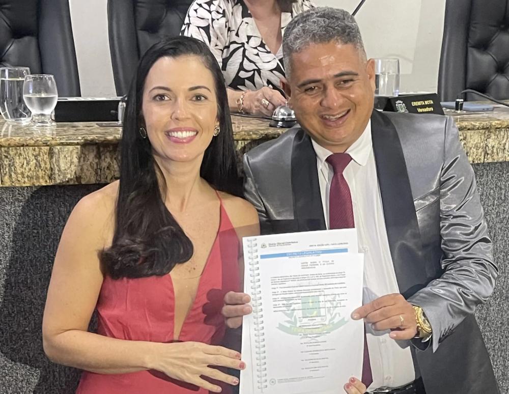 Jornalista Thaic Carvalho é homenageada na Câmara com o Título de Cidadã Feirense