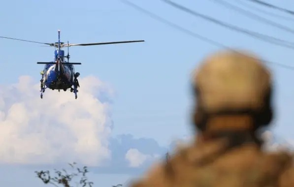 Helicóptero da Polícia Federal é recebido a tiros por criminosos em Salvador
