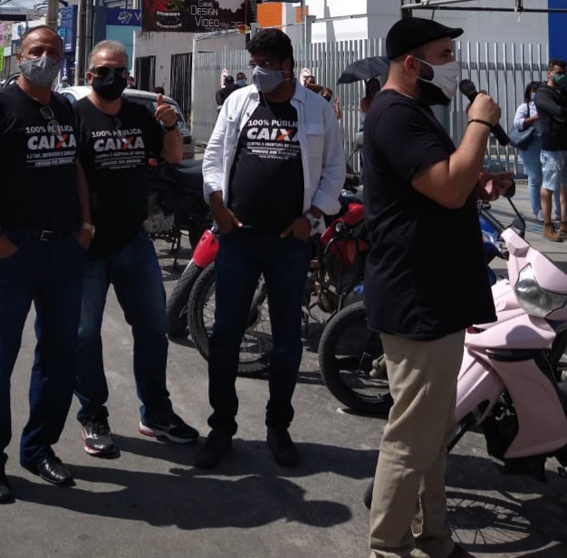 Bancários protestam no dia nacional de luto pelas 420 mil vidas perdidas pelo covid.