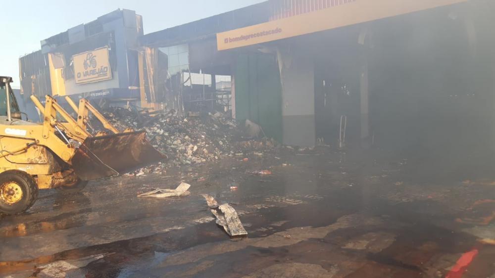 Comandante dos Bombeiros de Feira de Santana fala sobre incêndio que destruiu duas grandes lojas 