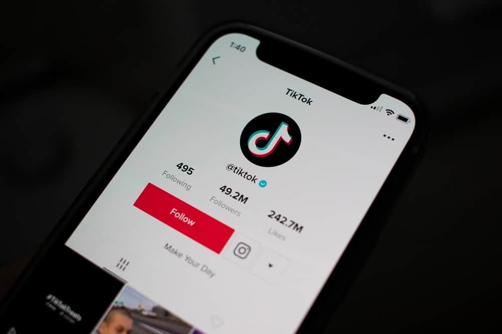 Políticos de direita dominam TikTok no Brasil e se afastam da política em publicações
