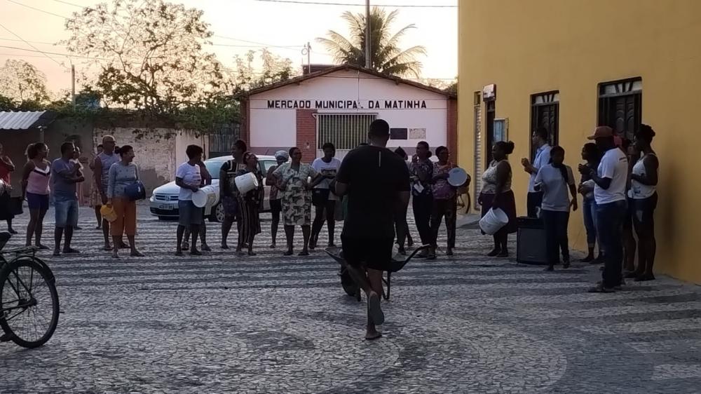 Moradores do distrito da matinha fazem manifestação solicitando abastecimento de água 