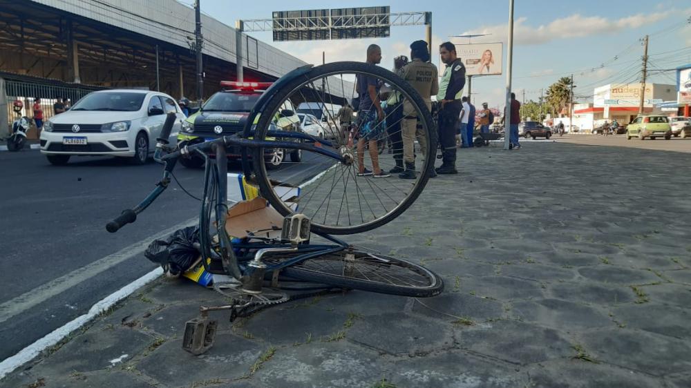 Vendedor de doces morre atropelado na Avenida João Durval Carneiro