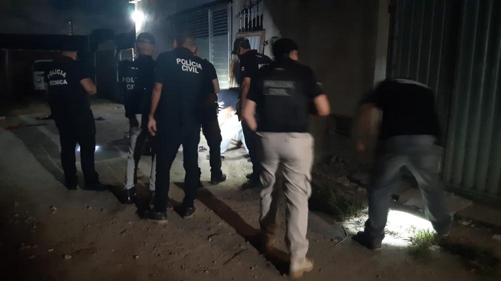 Homem é morto e companheira baleada ao chegar em casa no Panorama