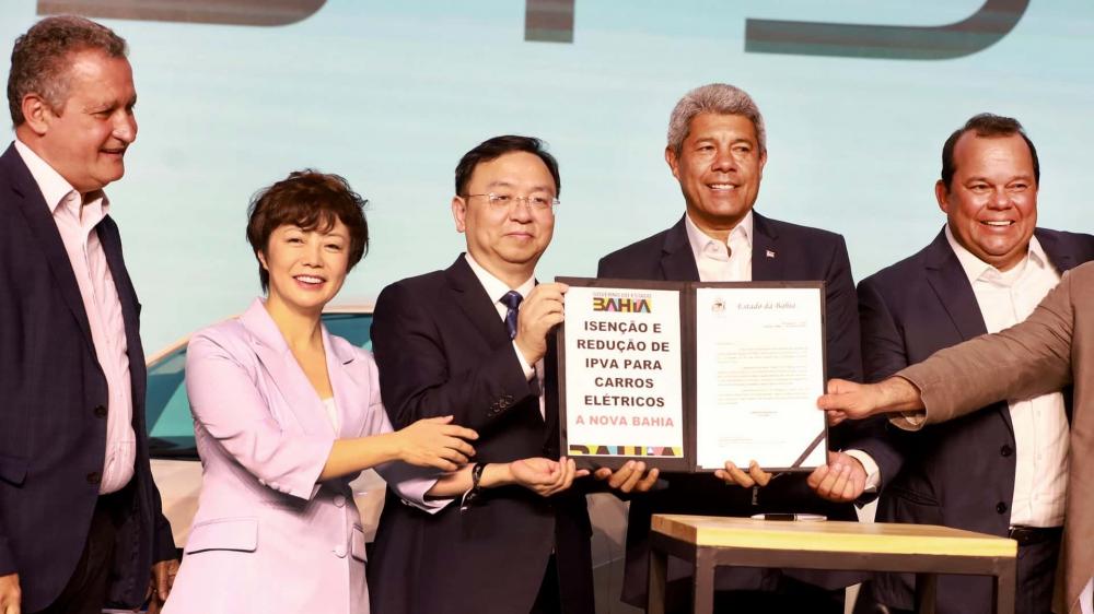 BYD lança pedra fundamental de fábrica de carros elétricos na Bahia
