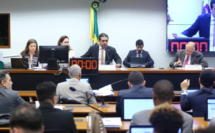 Comissão da Câmara aprova projeto para proibir casamento entre pessoas do mesmo sexo