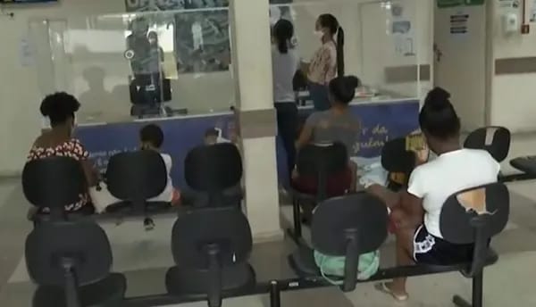 Pacientes esperam por mais de 12 horas por atendimento na UPA do Estado em Feira de Santana