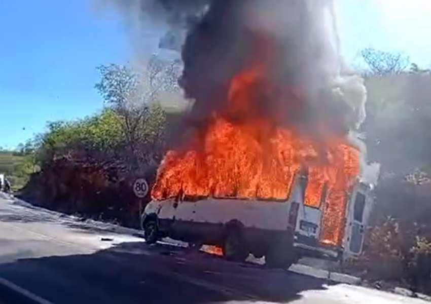 Van de Feira de Santana pega fogo na BR-030 em Guanambi