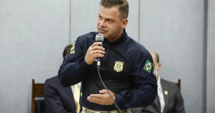 CPI acha fotos de Hitler, álbum com Bolsonaro, armas e xingamentos no celular de ex-chefe da PRF