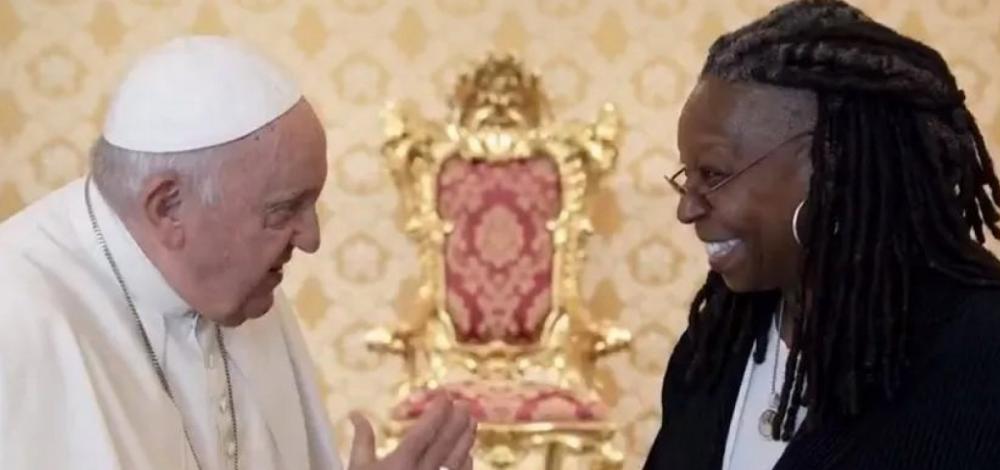 Whoopi Goldberg presenteia papa e fala sobre 