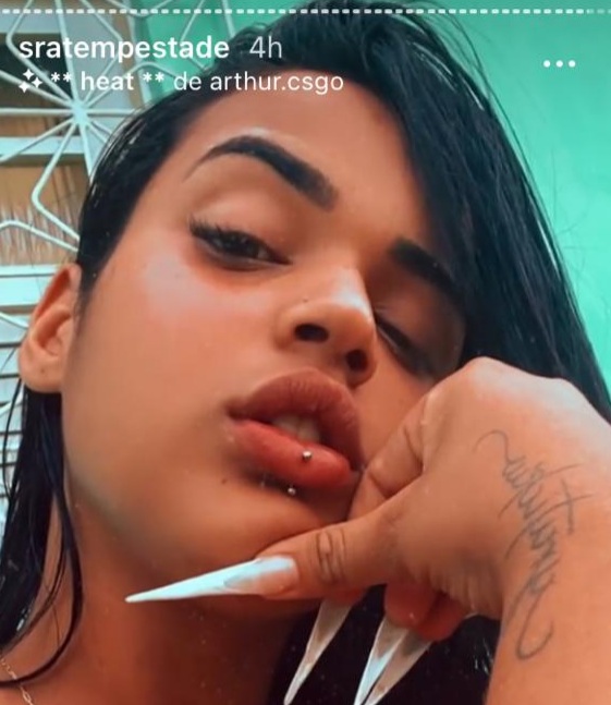 Jovem de 24 anos executada com 10 tiros de pistola 380 no centro.