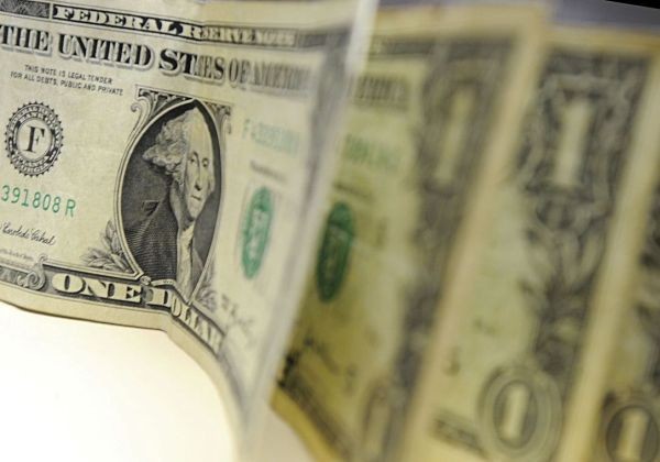 Dólar cai para R$ 5,01 com alívio nos Estados Unidos