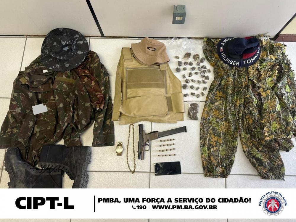 Rondesp Leste apreende arma de fogo, uniformes, colete e entorpecentes em Feira de Santana