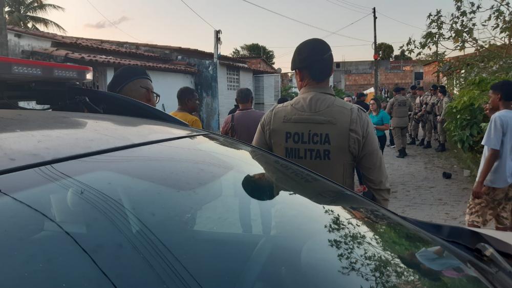 Homem de 18 anos é morto a tiros na porta de casa.