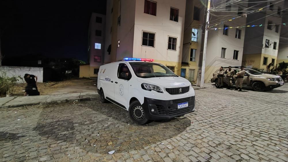 Homem é levado para fundo de condomínio para ser executado