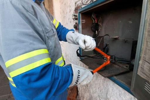 Clientes da Coelba e Embasa já podem quitar débitos de água e energia no ato de corte do serviço