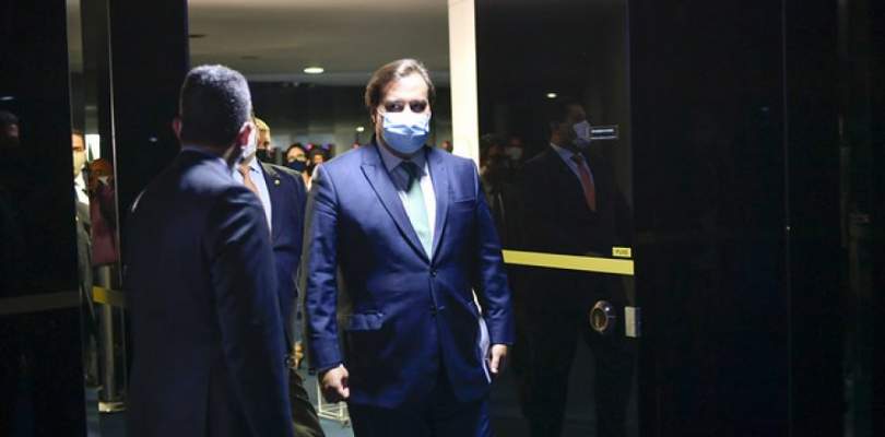 Presidente do PDT da Bahia parte para defesa de ACM Neto e chama Maia de “babaca”