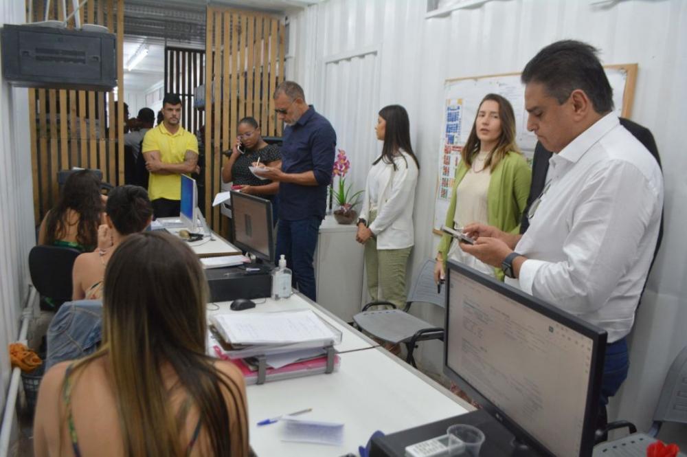 Funcionários do Shopping Popular temem não receber salários