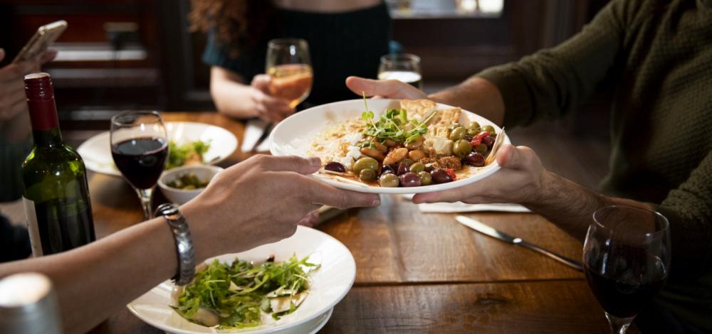 Trabalhadores gastam em média R$ 46,60 para almoçar fora de casa no Brasil
